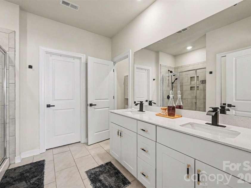 6411 Barcelona Way, Charlotte, NC 28214.  MLS# CAR4419380, YatesRealty ID 52067. 