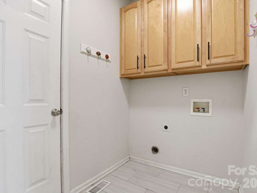 3909 Meadow Green Drive, Charlotte, NC 28269.  MLS# CAR4352571, YatesRealty ID 5207. 