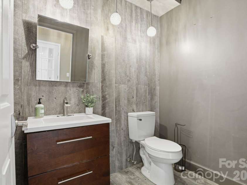 3909 Meadow Green Drive, Charlotte, NC 28269.  MLS# CAR4352571, YatesRealty ID 5207. 