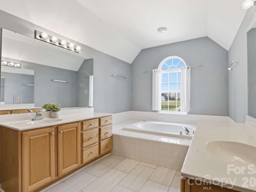 3909 Meadow Green Drive, Charlotte, NC 28269.  MLS# CAR4352571, YatesRealty ID 5207. 