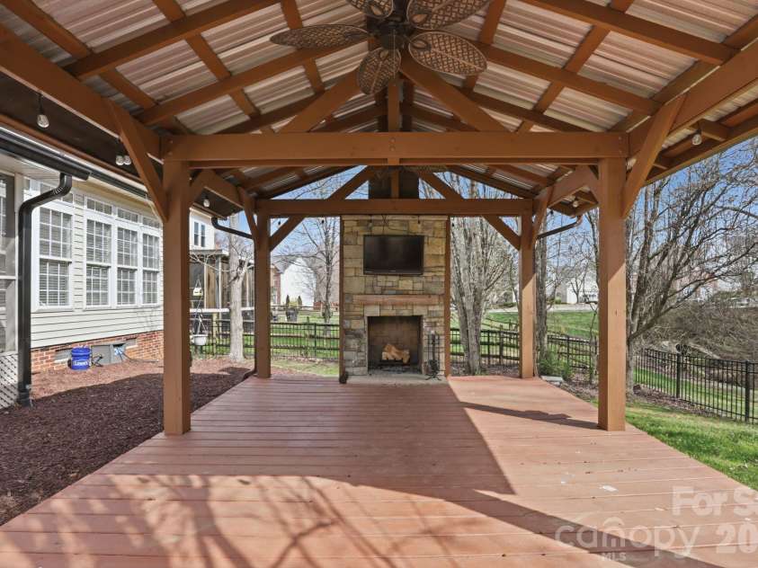 3909 Meadow Green Drive, Charlotte, NC 28269.  MLS# CAR4352571, YatesRealty ID 5207. 