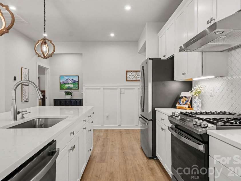 6513 Cumberland Drive, Harrisburg, NC 28075.  MLS# CAR4426198, YatesRealty ID 52070. Gorgeous Kitchen!