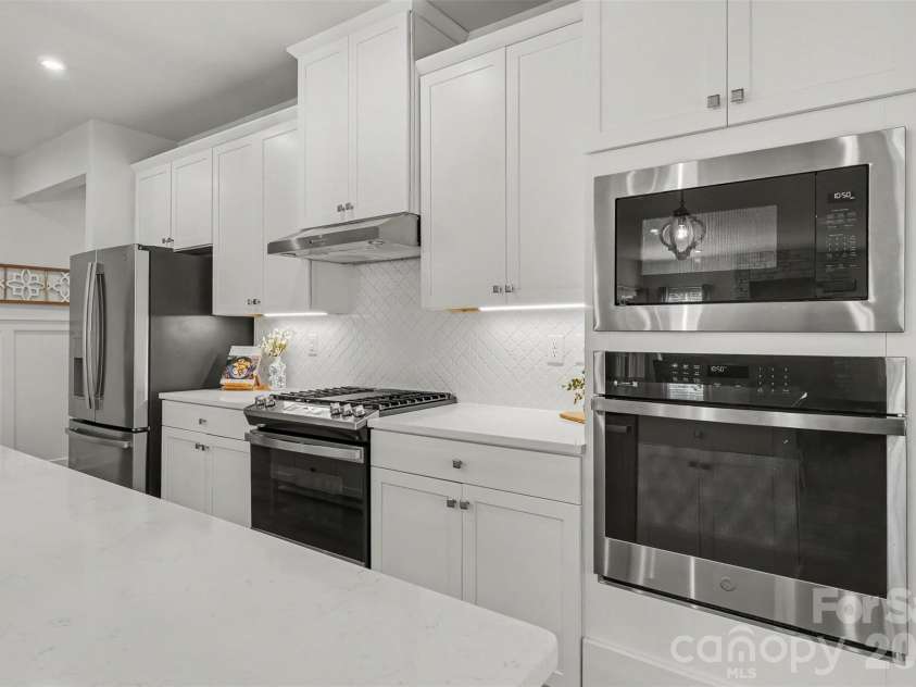 6513 Cumberland Drive, Harrisburg, NC 28075.  MLS# CAR4426198, YatesRealty ID 52070. Tons of cabinets!