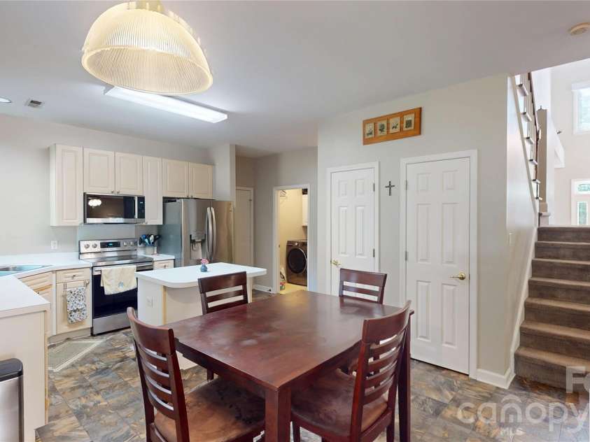 1606 Thornblade Ridge Drive, Matthews, NC 28105.  MLS# CAR4424953, YatesRealty ID 52073. Full kitchen setup