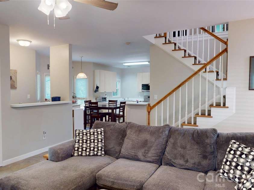 1606 Thornblade Ridge Drive, Matthews, NC 28105.  MLS# CAR4424953, YatesRealty ID 52073. Open floor plan