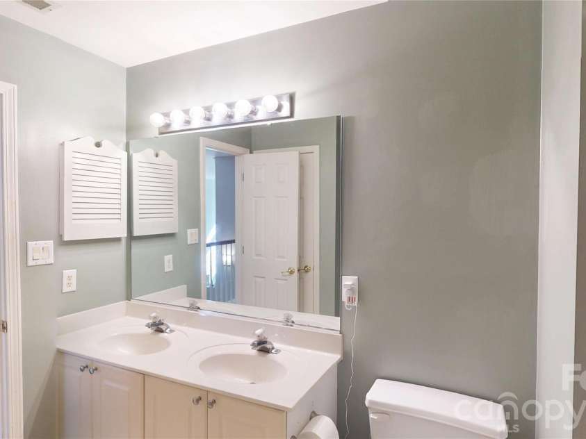 1606 Thornblade Ridge Drive, Matthews, NC 28105.  MLS# CAR4424953, YatesRealty ID 52073. Uo stairs bath, note the double sinks