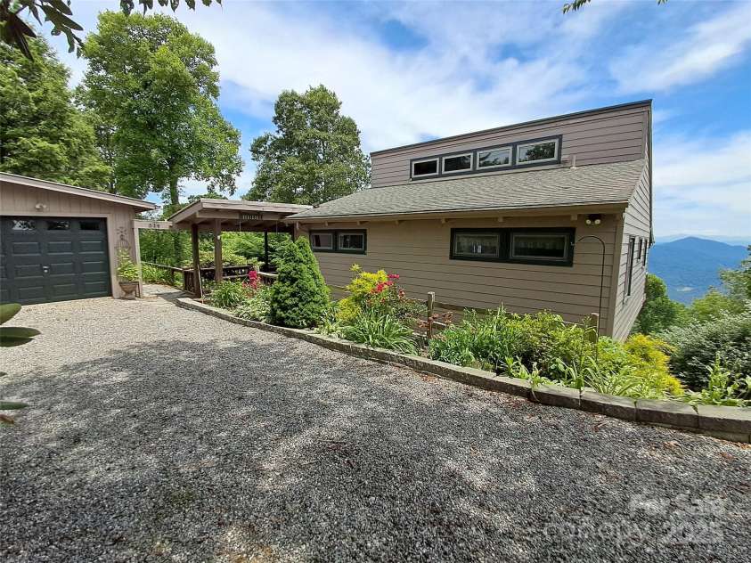 514 Skyridge Drive, Clyde, NC 28721.  MLS# CAR4196060, YatesRealty ID 5208. 