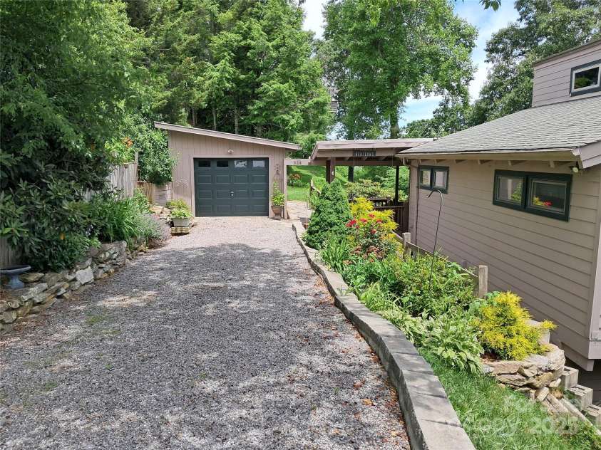 514 Skyridge Drive, Clyde, NC 28721.  MLS# CAR4196060, YatesRealty ID 5208. 