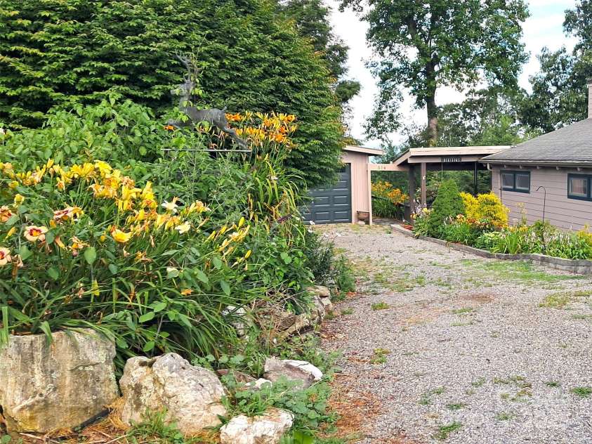 514 Skyridge Drive, Clyde, NC 28721.  MLS# CAR4196060, YatesRealty ID 5208. 