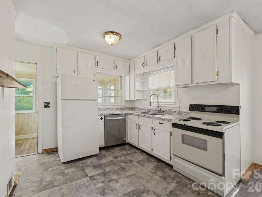 4412 Reidsville Road, Winston Salem, NC 27101.  MLS# CAR4418669, YatesRealty ID 52083. 
