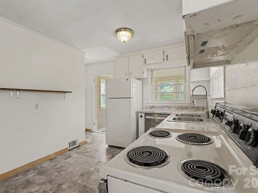4412 Reidsville Road, Winston Salem, NC 27101.  MLS# CAR4418669, YatesRealty ID 52083. 