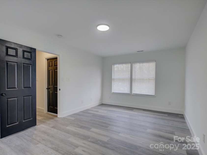 4427 Gaynelle Drive, Charlotte, NC 28215.  MLS# CAR4239384, YatesRealty ID 5209. 