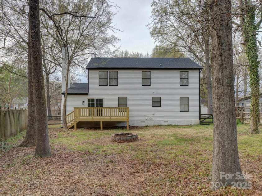 4427 Gaynelle Drive, Charlotte, NC 28215.  MLS# CAR4239384, YatesRealty ID 5209. 