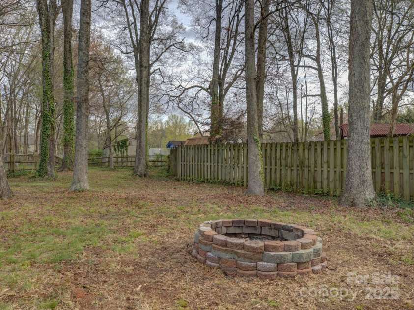 4427 Gaynelle Drive, Charlotte, NC 28215.  MLS# CAR4239384, YatesRealty ID 5209. 