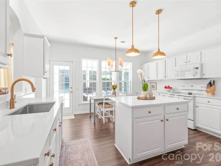 7606 Dinniston Drive, Huntersville, NC 28078.  MLS# CAR4422908, YatesRealty ID 52090. Quarts Countertops