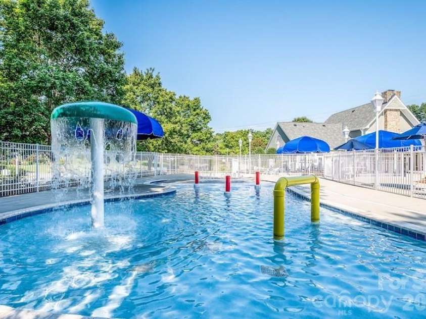 7606 Dinniston Drive, Huntersville, NC 28078.  MLS# CAR4422908, YatesRealty ID 52090. Splash Pad