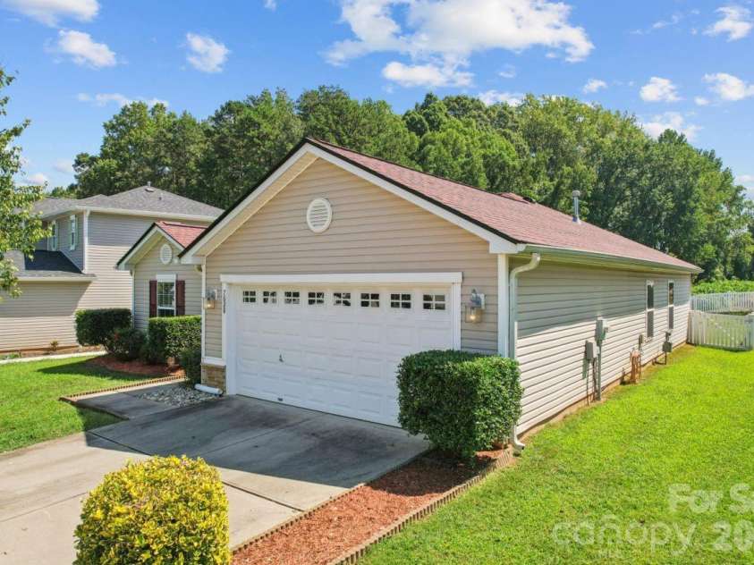 7628 Jenny Ann Drive, Charlotte, NC 28216.  MLS# CAR4426571, YatesRealty ID 52093. 