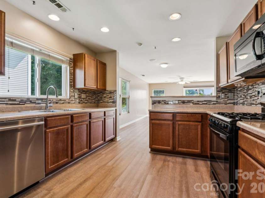 7628 Jenny Ann Drive, Charlotte, NC 28216.  MLS# CAR4426571, YatesRealty ID 52093. Beautiful well maintained kitchen