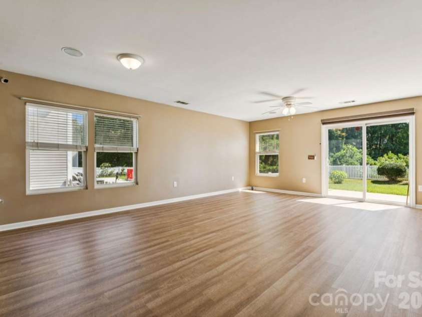 7628 Jenny Ann Drive, Charlotte, NC 28216.  MLS# CAR4426571, YatesRealty ID 52093. Large open living room