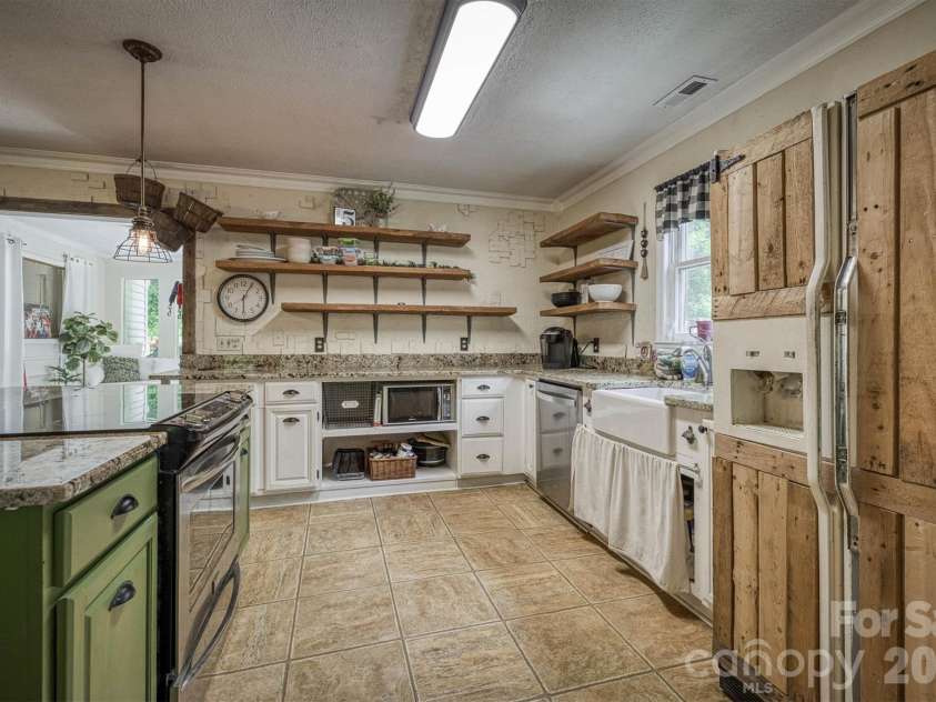 665 Will Robbins Lane, Newland, NC 28657.  MLS# CAR4424798, YatesRealty ID 52109. 