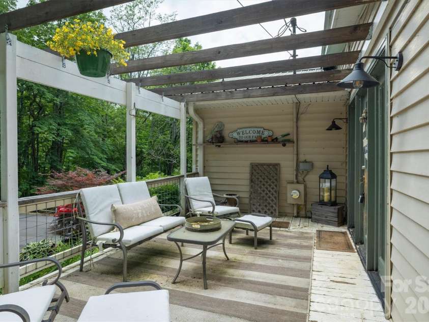 665 Will Robbins Lane, Newland, NC 28657.  MLS# CAR4424798, YatesRealty ID 52109. 