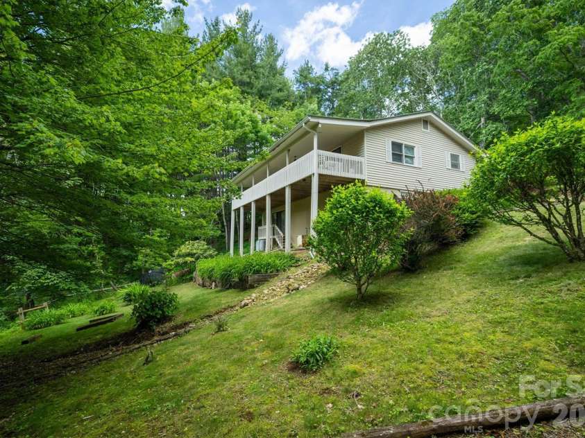 665 Will Robbins Lane, Newland, NC 28657.  MLS# CAR4424798, YatesRealty ID 52109. 
