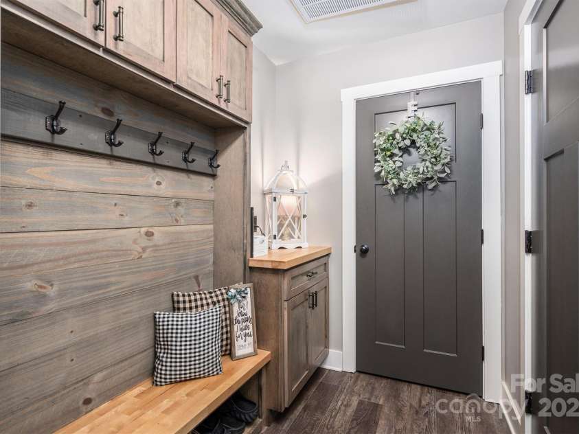 944 Clear Creek Circle, Lincolnton, NC 28092.  MLS# CAR4233075, YatesRealty ID 5211. 