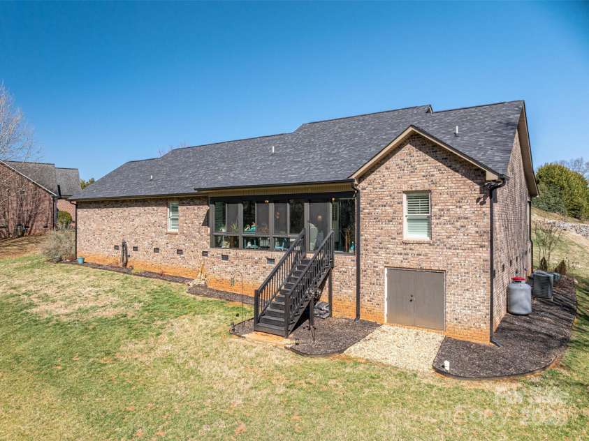 944 Clear Creek Circle, Lincolnton, NC 28092.  MLS# CAR4233075, YatesRealty ID 5211. 