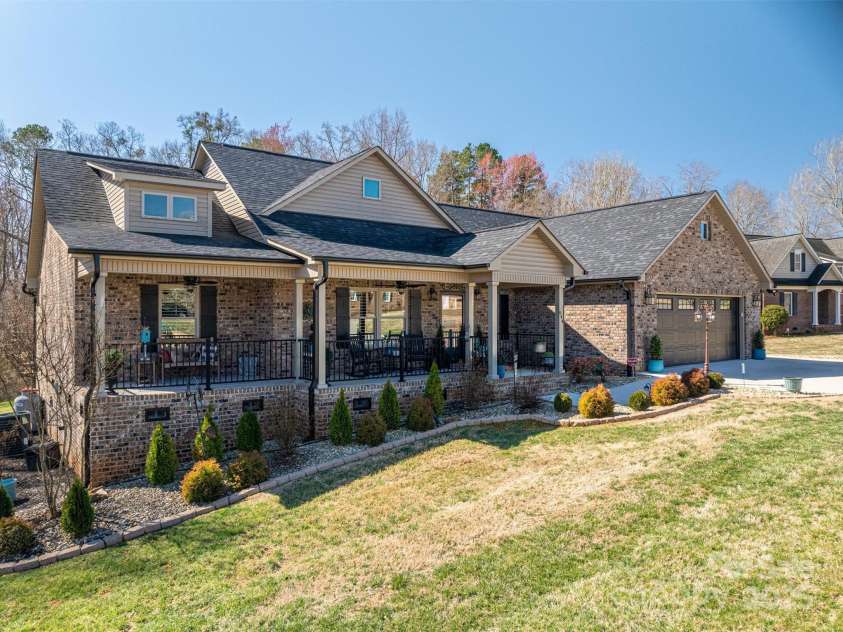 944 Clear Creek Circle, Lincolnton, NC 28092.  MLS# CAR4233075, YatesRealty ID 5211. 