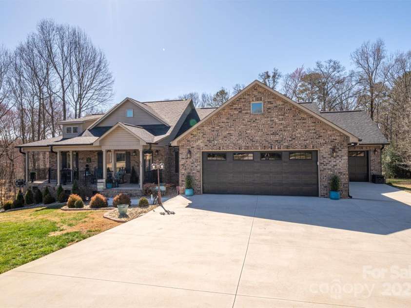 944 Clear Creek Circle, Lincolnton, NC 28092.  MLS# CAR4233075, YatesRealty ID 5211. 