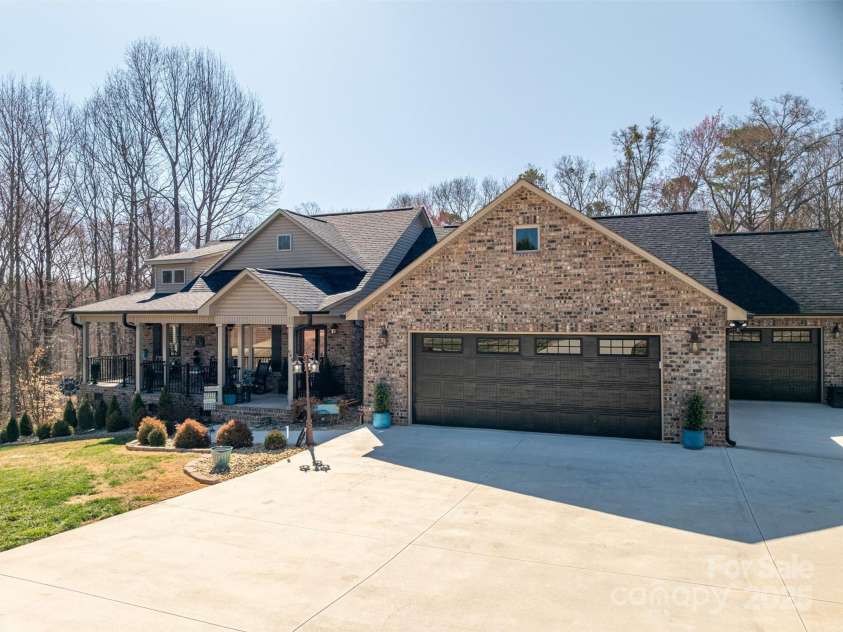 944 Clear Creek Circle, Lincolnton, NC 28092.  MLS# CAR4233075, YatesRealty ID 5211. 