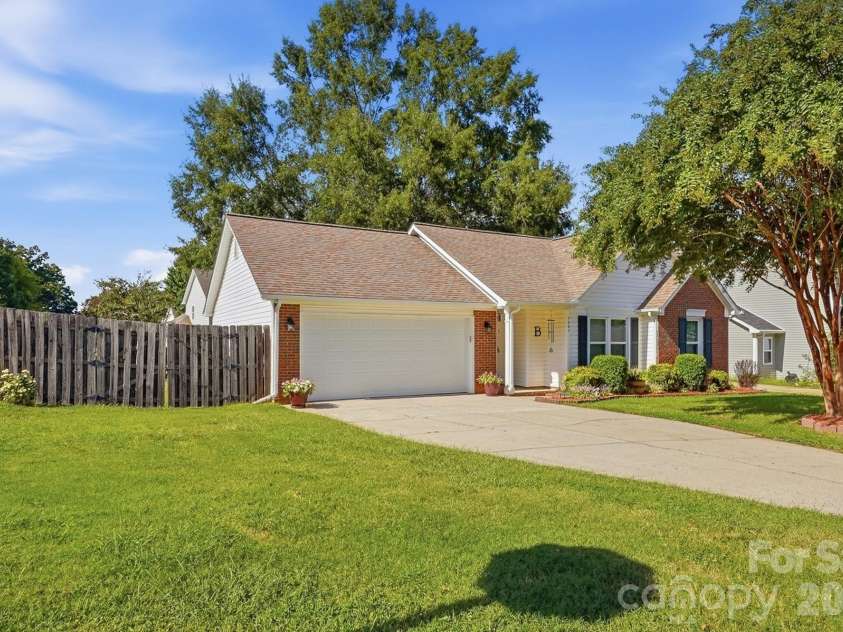 7601 Gillman Court, Charlotte, NC 28269.  MLS# CAR4423349, YatesRealty ID 52120. Large corner lot