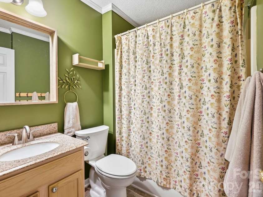 7601 Gillman Court, Charlotte, NC 28269.  MLS# CAR4423349, YatesRealty ID 52120. Second Full Bath