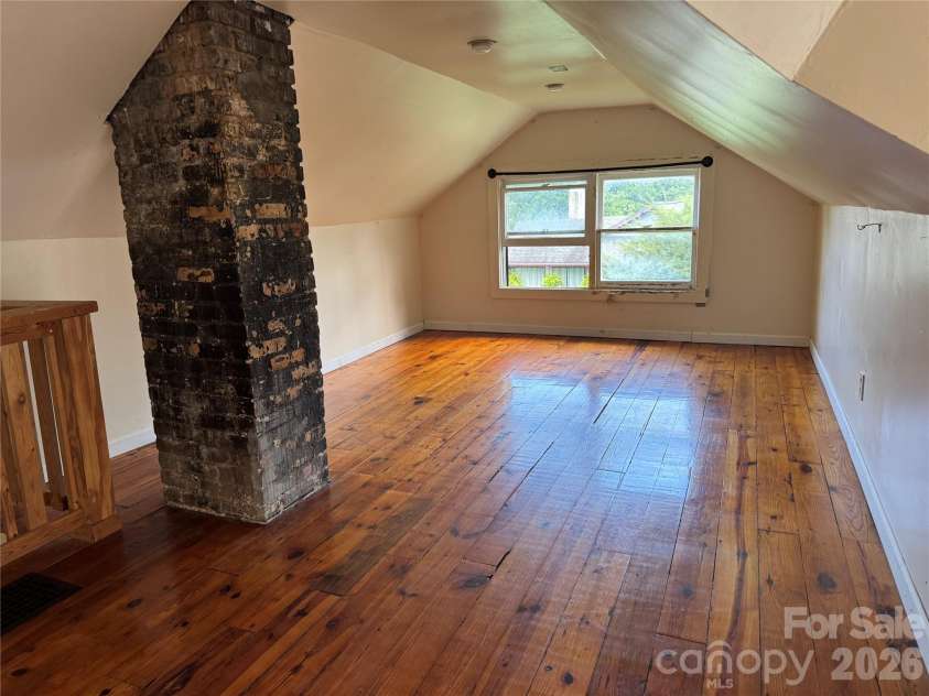 200 Courtland Place, Asheville, NC 28801.  MLS# CAR4424252, YatesRealty ID 52122. 200 upper level