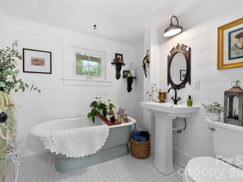 489 Turkey Creek Road, Leicester, NC 28748.  MLS# CAR4424710, YatesRealty ID 52126. 