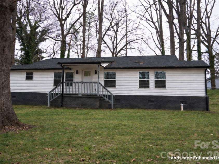 2631 Kenhill Drive, Charlotte, NC 28208.  MLS# CAR4354150, YatesRealty ID 5213. 