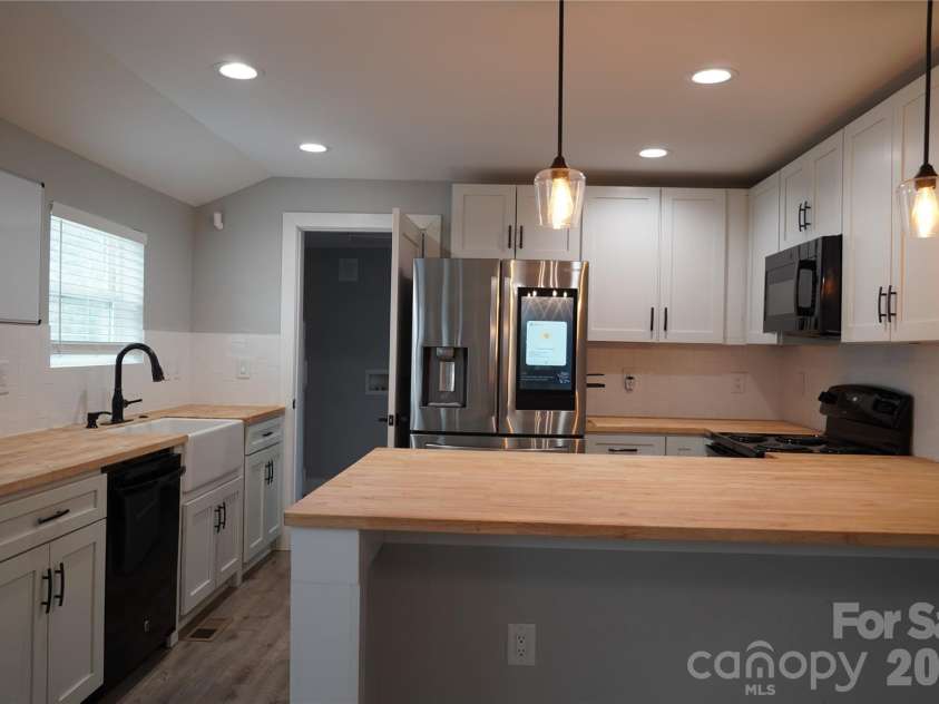 2631 Kenhill Drive, Charlotte, NC 28208.  MLS# CAR4354150, YatesRealty ID 5213. 