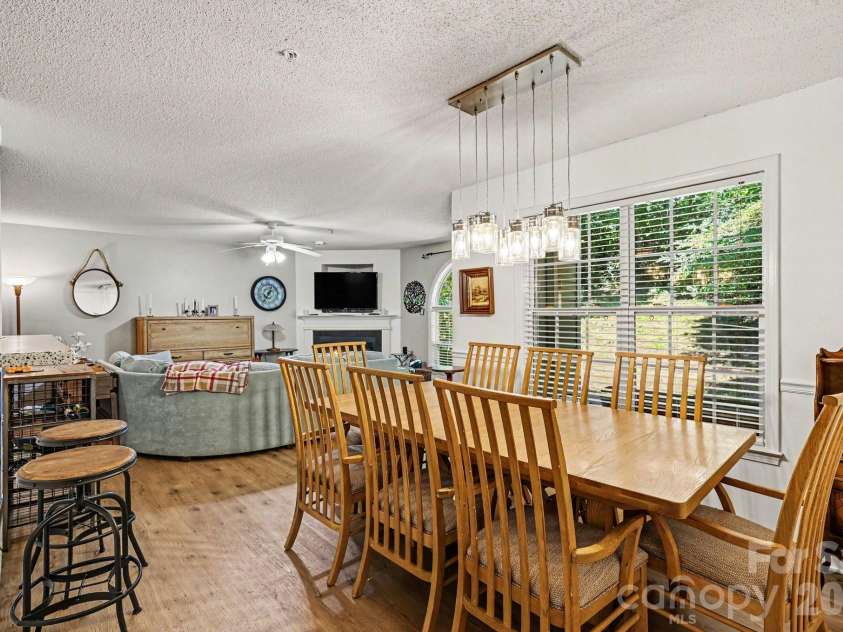 2012 Salem Bluff Drive, Winston Salem, NC 27127.  MLS# CAR4426251, YatesRealty ID 52130. 