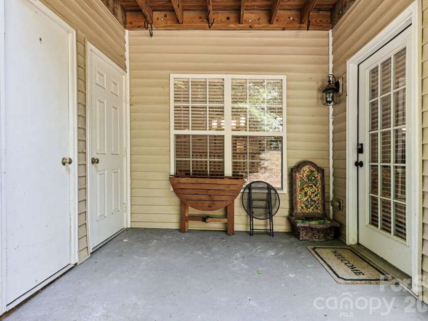 2012 Salem Bluff Drive, Winston Salem, NC 27127.  MLS# CAR4426251, YatesRealty ID 52130. 