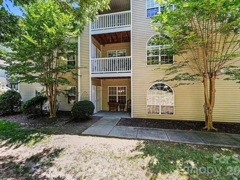 2012 Salem Bluff Drive, Winston Salem, NC 27127.  MLS# CAR4426251, YatesRealty ID 52130. 