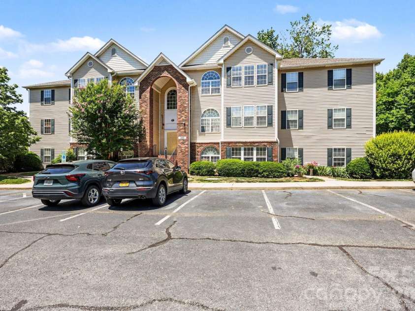 2012 Salem Bluff Drive, Winston Salem, NC 27127.  MLS# CAR4426251, YatesRealty ID 52130. 