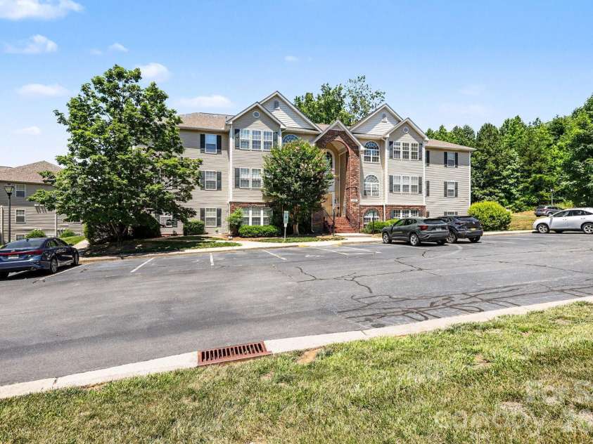 2012 Salem Bluff Drive, Winston Salem, NC 27127.  MLS# CAR4426251, YatesRealty ID 52130. 