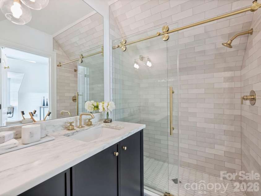 600 Hermitage Road, Charlotte, NC 28207.  MLS# CAR4422657, YatesRealty ID 52142. Bonus room/guest suite bath