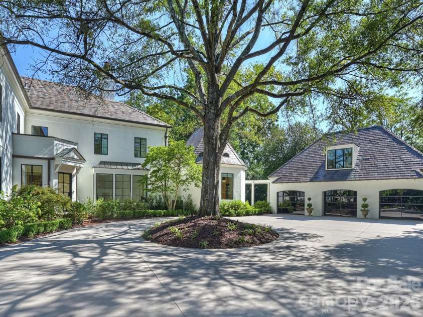 600 Hermitage Road, Charlotte, NC 28207.  MLS# CAR4422657, YatesRealty ID 52142. Gated motor court