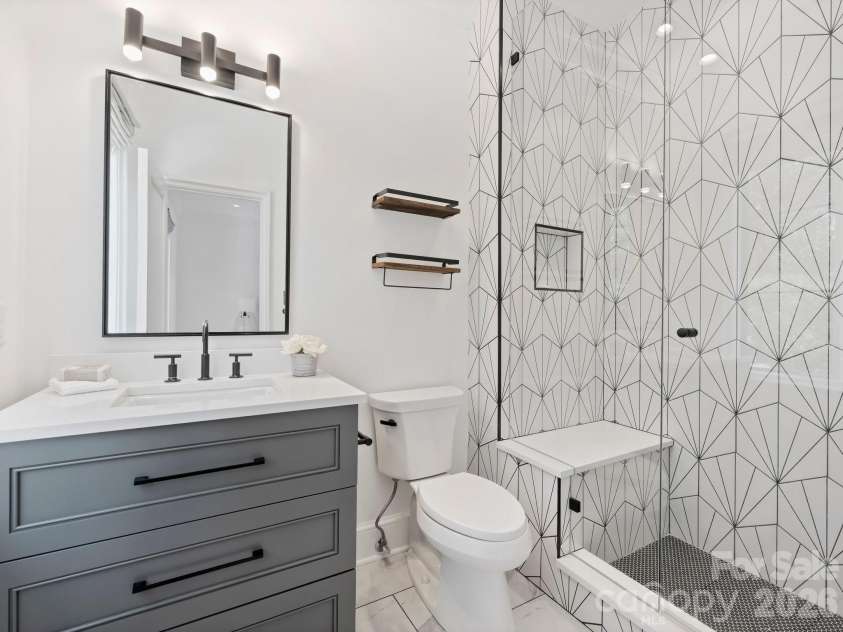 600 Hermitage Road, Charlotte, NC 28207.  MLS# CAR4422657, YatesRealty ID 52142. Guest Suite 3 bath