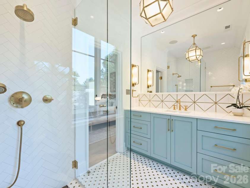 600 Hermitage Road, Charlotte, NC 28207.  MLS# CAR4422657, YatesRealty ID 52142. Guest Suite 4 bath