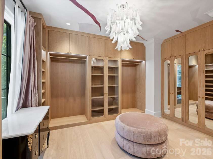 600 Hermitage Road, Charlotte, NC 28207.  MLS# CAR4422657, YatesRealty ID 52142. Hidden dressing room and custom closet