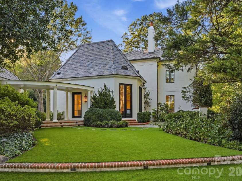 600 Hermitage Road, Charlotte, NC 28207.  MLS# CAR4422657, YatesRealty ID 52142. Primary suite on the main floor with private courtyard
