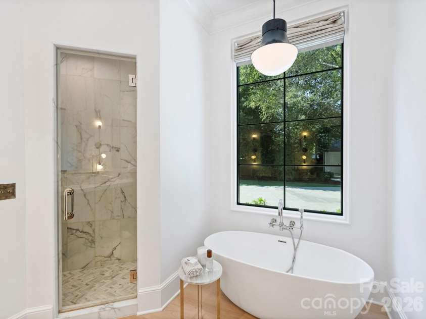 600 Hermitage Road, Charlotte, NC 28207.  MLS# CAR4422657, YatesRealty ID 52142. Private Shower and soaking tub