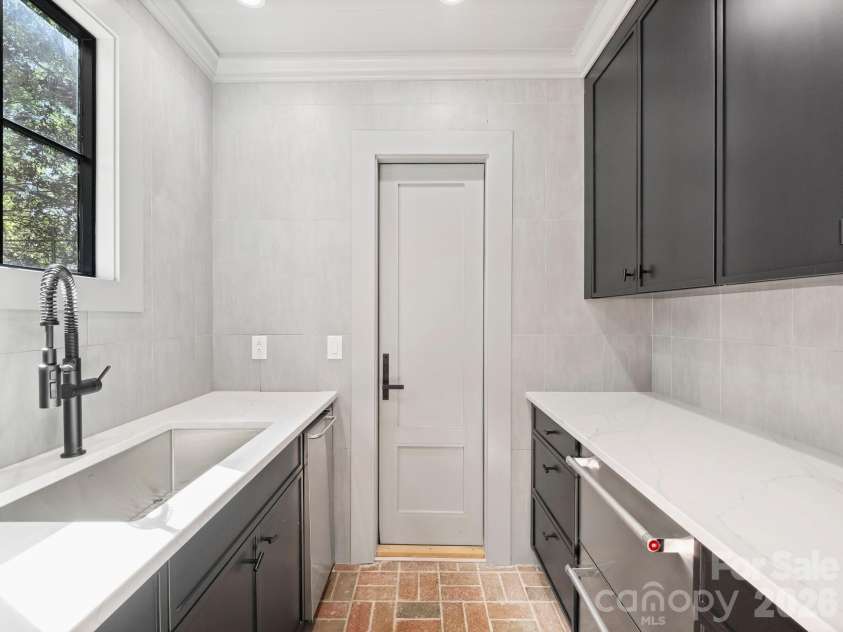 600 Hermitage Road, Charlotte, NC 28207.  MLS# CAR4422657, YatesRealty ID 52142. Sport court kitchenette